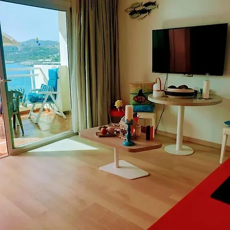 Apartman One Step Away From The Water